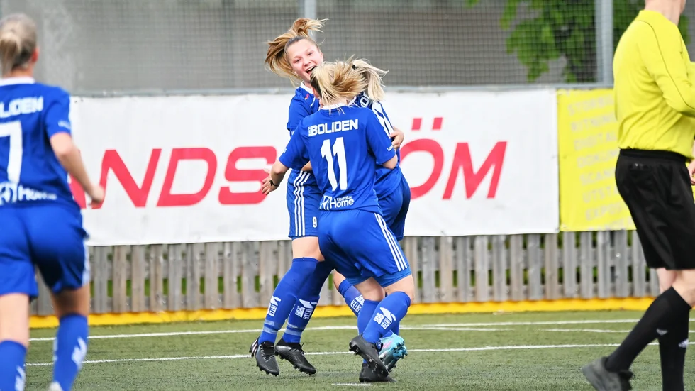 Hedvig Hedlund gratuleras av Ebba Grenholm efter sitt mål som betydde 1–0 för Sunnanå.