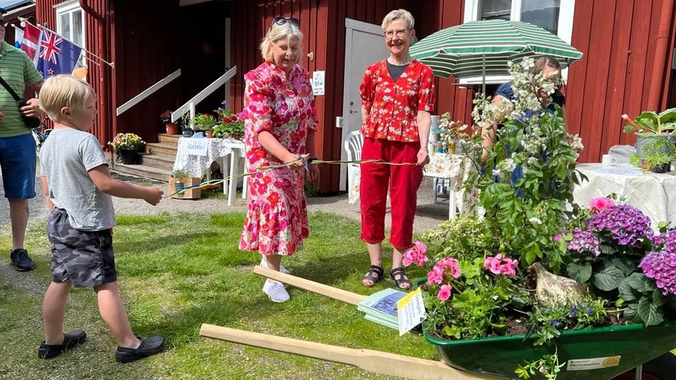 Skottkärran Solandra invigs av Solanderföreningens ordförande Åsa Wikman. Bandhållare är Elmer Berglund, 6 år samt Kyrkstugeägarnas intresseförenings Helén Lindbäck. Foto: Jonas Berglund