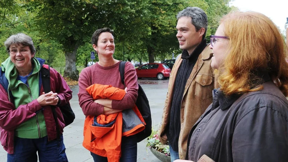 Några av dem fick följa med ut till landsbygden. Från vänster: Brittis Benzler (V), Isabel Enström (MP), Stefaan De Maecker (MP) och Cecilia Schelin Seidegård, landshövding.