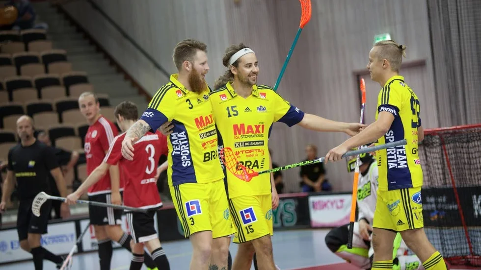 MÅLSKYTTAR ÄR VI ALLIHOP. IBK:arna Jon Lindgren, Wilmer Viinamäki och Tommy Bolin gjorde alla mål i 17–4-segern.