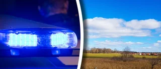 Bil körde ut på åker – hittades övergiven