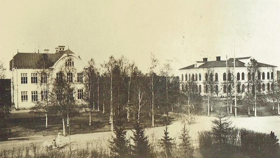 Under 16 år drev Piteå föreläsningsförening en aftonskola i Piteå, där eleverna erbjöds utbildning på kvällstid, ett slags ”komvux”.