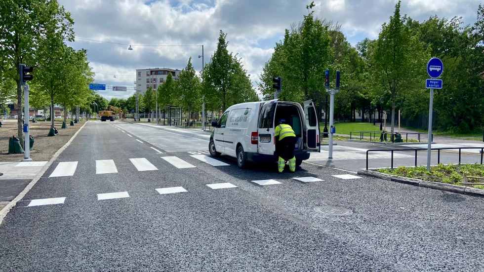 Det pågår lite småfix, här kommer in bil full med blommor som ska planteras, sen kan första etappen av Östra promenaden öppnas och invigas.
