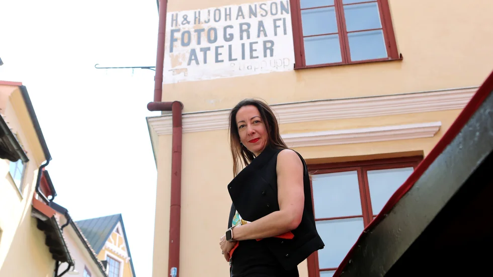 Florence Montmare gör en film om sitt sökande efter sin släkting.