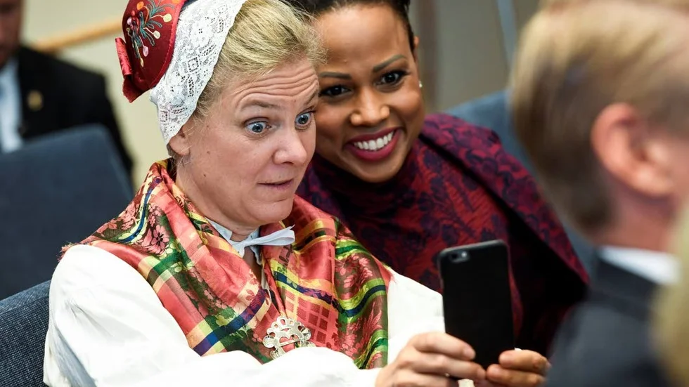 Selfie. Finansminister Magdalena Andersson (S) och kultur- och demokratiminister Alice Bah Kuhnke (MP).