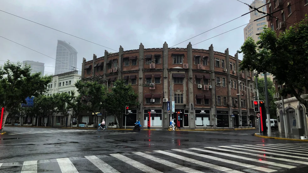 Gatorna är tomma i Shanghai, trots budskap från myndigheterna om att restriktioner har lättats. Bild från förra veckan.
