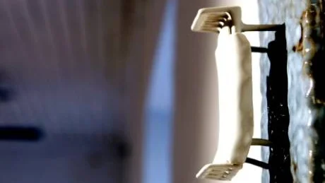 Sängen. Den befinner sig i gränslandet mellan dröm och verklighet.