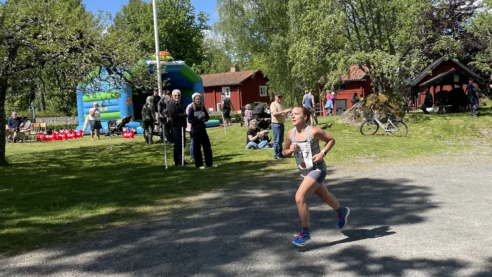Linda Brown kom först i mål av damerna...