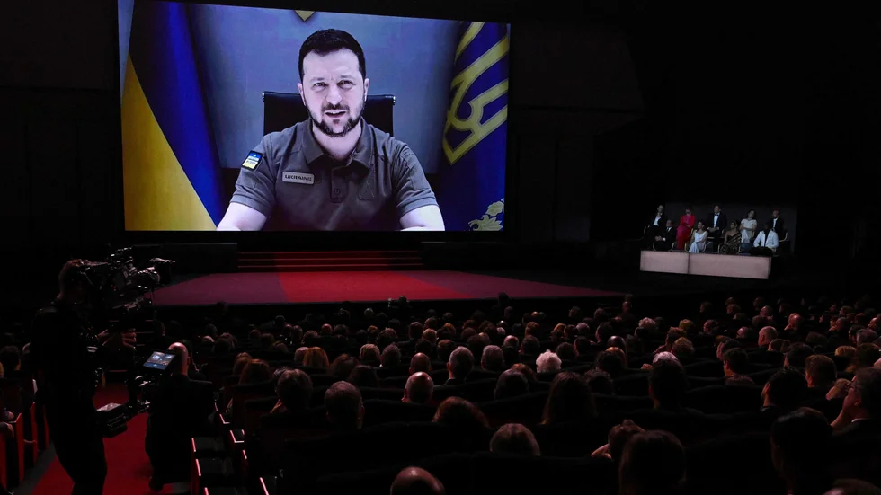 Volodymyr Zelenskyj talade vid öppningsceremonin i Cannes.