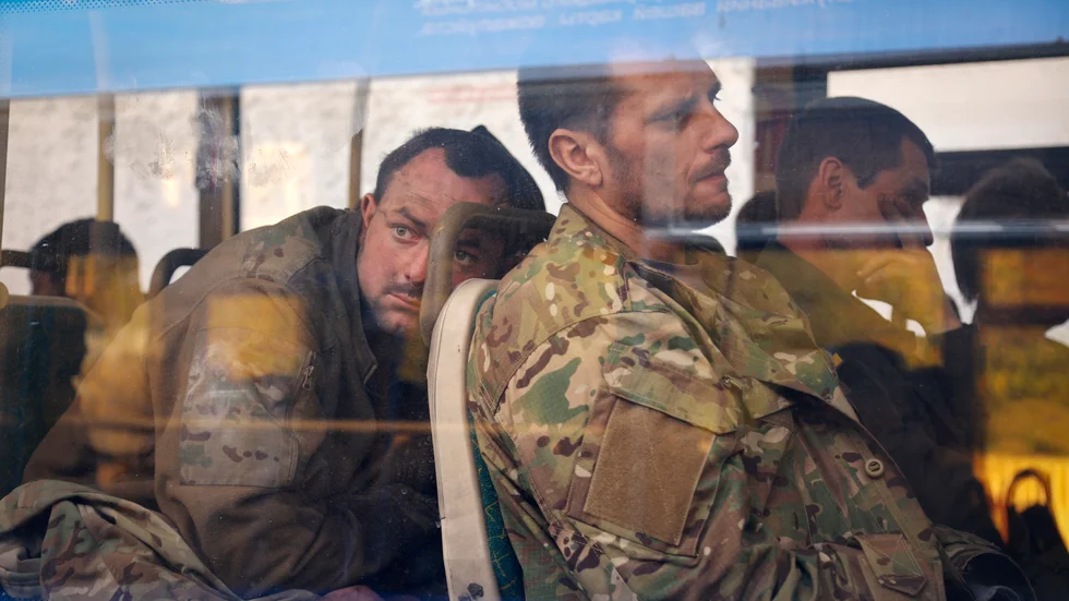 Ukrainska soldater på en buss efter att ha evakuerats från stålverket Azovstal i Mariupol.