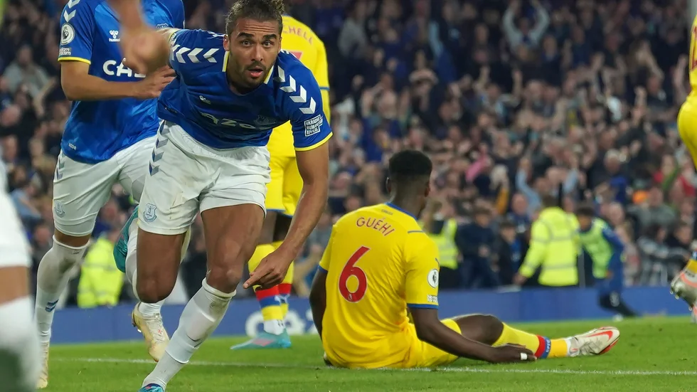 Evertons Dominic Calvert-Lewin jublar efter att ha fullbordat vändningen från 0–2 till 3–2 hemma mot Crystal Palace, vilket säkrade Evertons Premier League-kontrakt.