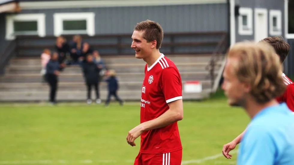 Fardhem-Gardas Adrian Karlsson hade stor lycka med målskyttet mot Hangvar, han gjorde alla tre målen för hemmalaget.
