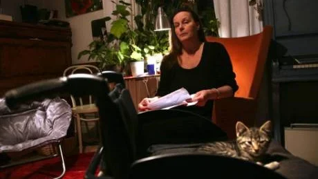Ensamt. Irja Zettergrens tillvaro har krympt på grund av sjukdomar, nu klarar hon själv nästan bara att ligga i sängen och läsa eller sova.foto: tobias wallström
