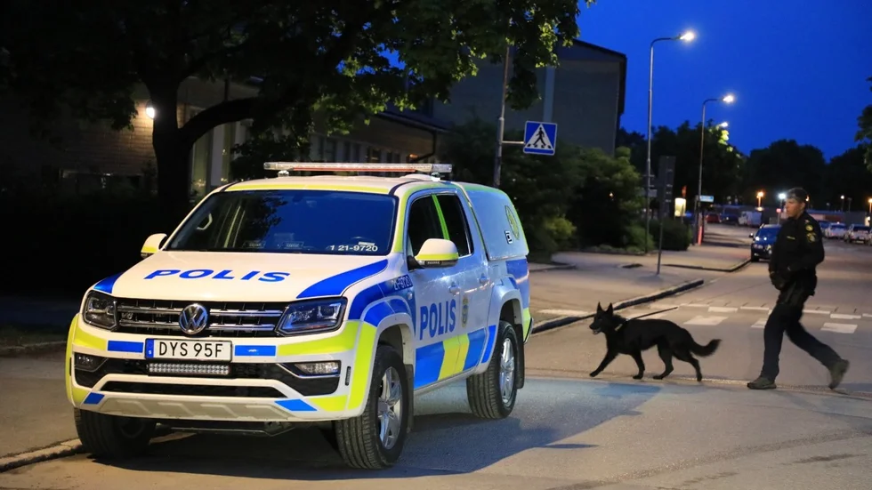 En ung man med en pistol greps av polisen i Gränby under fredagskvällen.