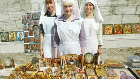Välgörare. Elena Zaitzeva, Xenia Kovalyova och Anna Kovolenka arbetar till vardags vid ett vitryskt kloster. Nu besöker de Medeltidsveckan på Gotland där de säljer ikoner.