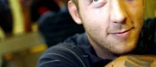 Tatuerare övar på hans armar