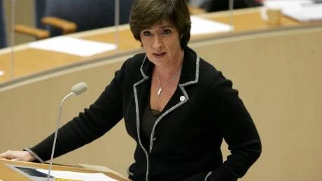 Mona Sahlin kräver att den borgerliga regeringen säger nej till gasledningen på Östersjöns botten.