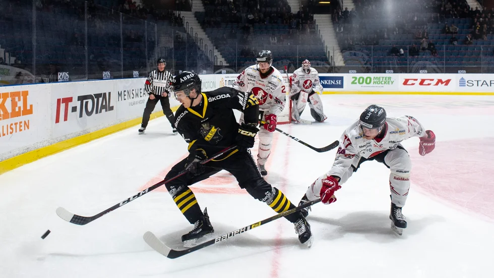 Elias Lindström gjorde 90 matcher för AIK i hockeeyallsvenskan under två säsonger. Nu är han klar för Visby Roma.