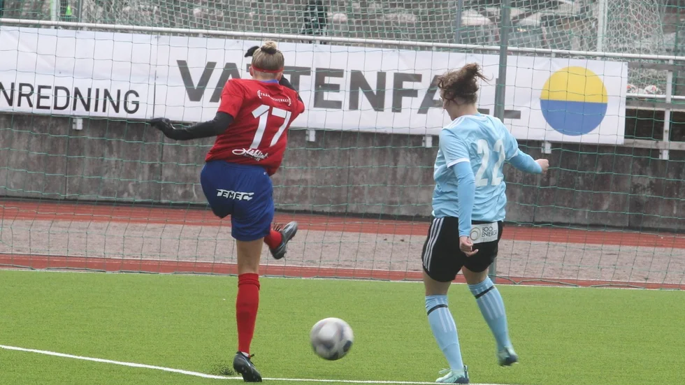 Borens IK:s kvicka anfallare Emma Gustafsson hade några halvchanser, men det var aldrig riktigt farligt. Boo FF var klasser bättre i division 1-premiären. Det var på läktaren som Borens chans att lyckas fanns.