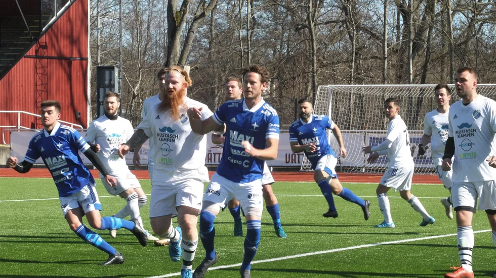IFK Motala och Österstad, här Pierre Lilja i Österstad och Henrik Johnstone i IFK, är i närkamp i division 5-premiären på Idrottsparken. IFK vann med 3-1 i den soliga matchen.