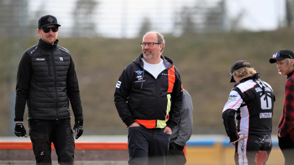 Pierre Lund är sportchef i Smederna och han vill gärna se hårdare säkerhetskrav från Svemo.