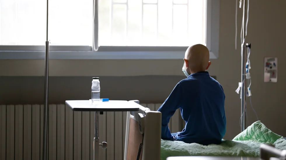 Inte bara barn med cancer har det svårt. Även friska syskon får problem med ohälsa. Arkivbild.