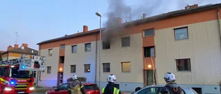 Brand i lägenhet i flerfamiljshus på Norr – stort räddningspådrag: "Branden startade i fritös"