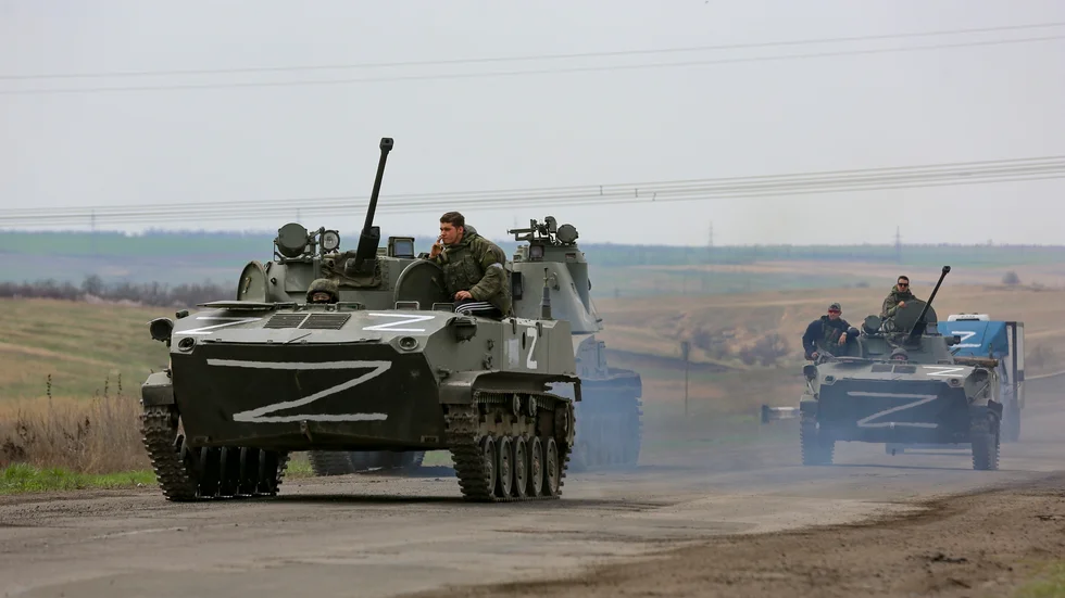 Ryska militärfordon i närheten av strategiskt viktiga hamnstaden Mariupol, 18 april.