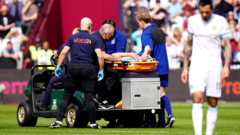 Burnleys Ashley Westwood bars ut på bår med en allvarlig skada.