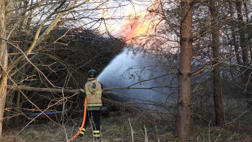Rishögen är enligt räddningstjänsten omkring 20 meter lång. 