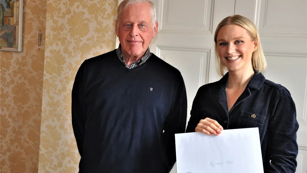 Göran Norberg delade ut årets bidrag från Odd Fellowlogen nummer 156, Nyköpingshus. Här till Agnes Henriksson från Tjejjouren Mira.