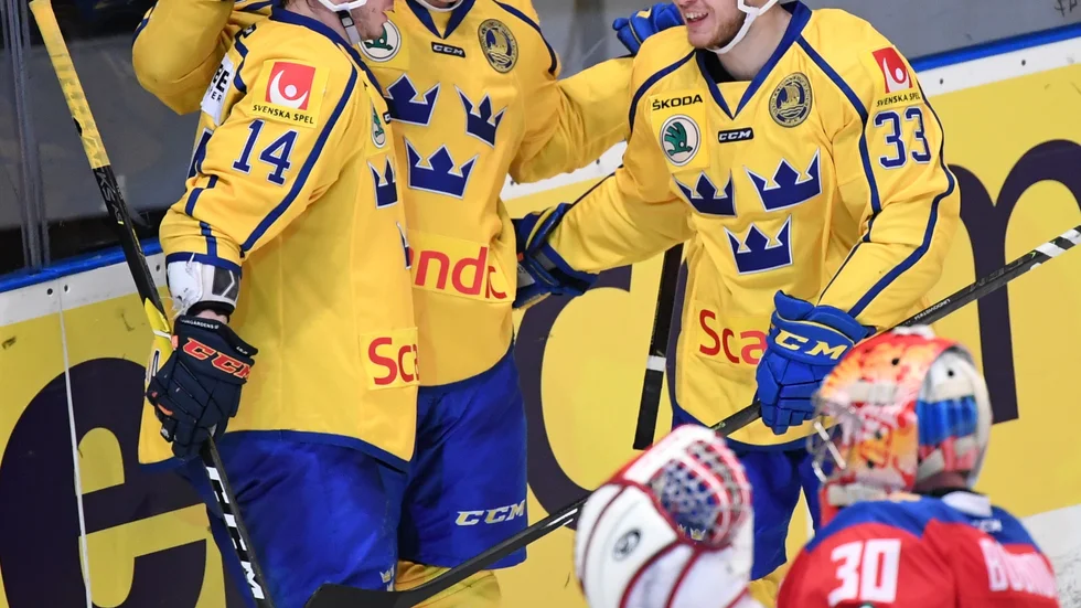 Jakob Lilja, här i Tre Kronor tillsammans med Michael Lindqvist och Isac Lundeström, byter till Kazakstans landslag. Arkivbild.
