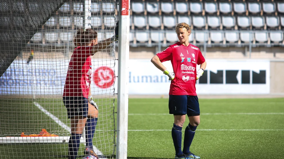Arkivbild på Cajsa Andersson, till höger, i konversation med Anna Koivunen, till vänster.
