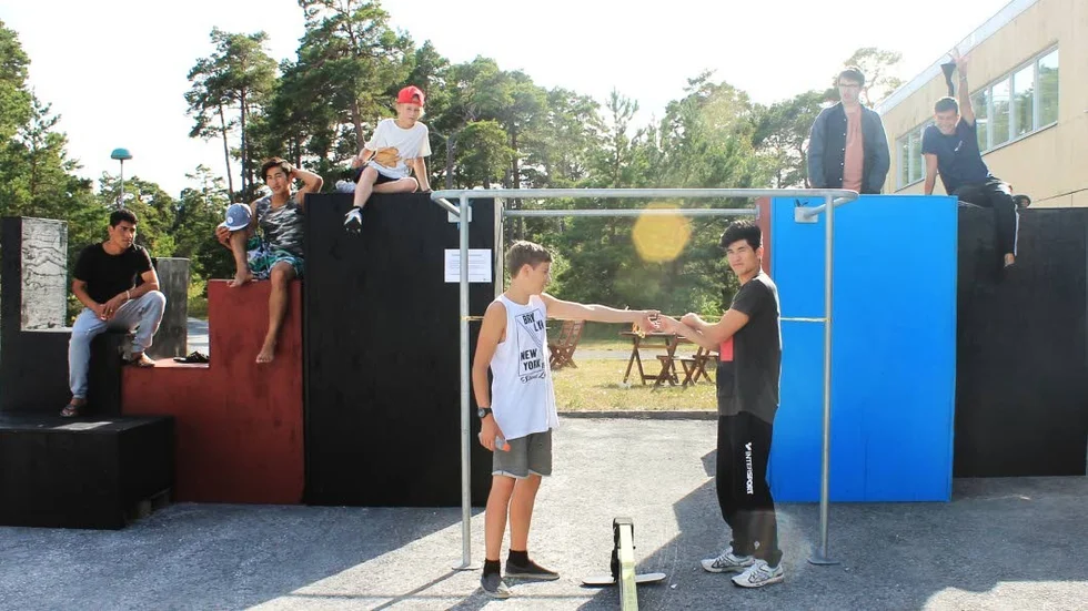 Willhelm och Latif klipper bandet för att inviga den nya parkourparken. Nassrulla, Abdul, Thilion, Love och Sajiad hänger i bakgrunden.