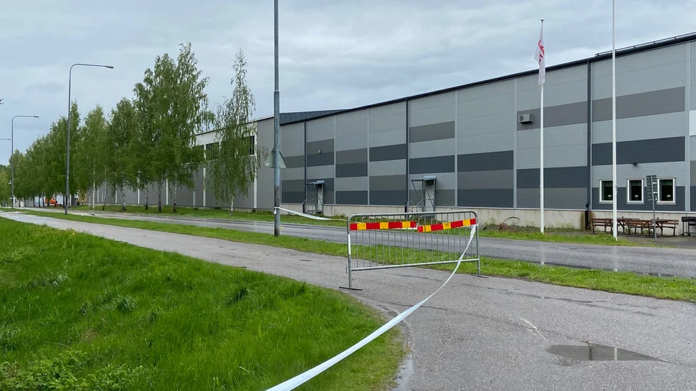 Vägen uppges ha fått sättningar i samband med läckan och har spärrats av.