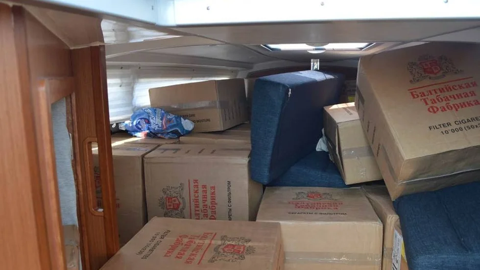 Smuggling. Redan året efter gjordes ett tre gånger större beslag öster om Gotland, då två personer greps för att ha smugglat 1,5 miljoner cigaretter i en annan segelbåt.