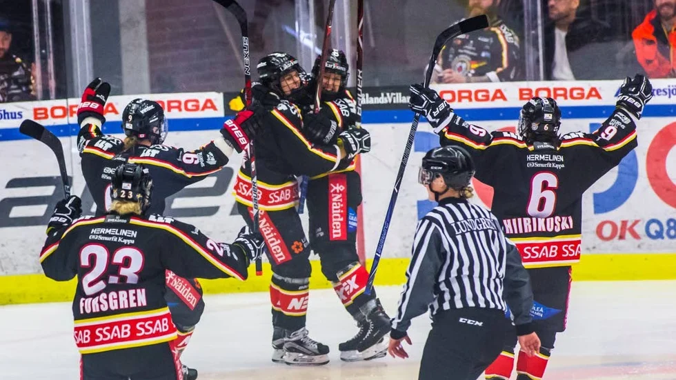 LULEÅ 2018-03-31
Luleåjubel efter 2-0 av Michelle Karvinen under damernas SM-slutspel i ishockey final 3 i bäst av 3 mellan Luleå HF och Linköping HC på Coop Norrbotten Arena.
Foto Robert Nyholm / TT kod 11435