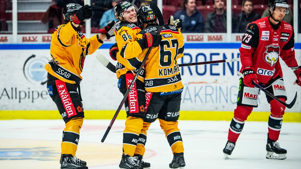 221006 Luleås Joonas Rask jublar efter 0-1 tillsammans med Linus Fröberg och Konstantin Komarek under ishockeymatchen i SHL mellan Malmö Redhawks och Luleå den 6 oktober 2022 i Malmö. 
Foto: Christian Örnberg / BILDBYRÅN / COP 166 / CO0235
