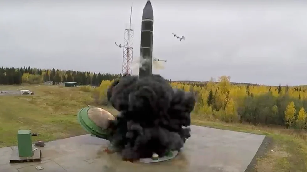 I den här bilden från ryska försvarsdepartementet syns en interkontinental robot lyfta från en silo någonstans i Ryssland. Arkivbild.