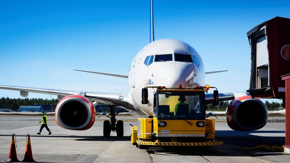 I väntan på tekniker från Stockholm står flygplanet på Luleå Airport och passagerarna får vänta. (arkivfoto)