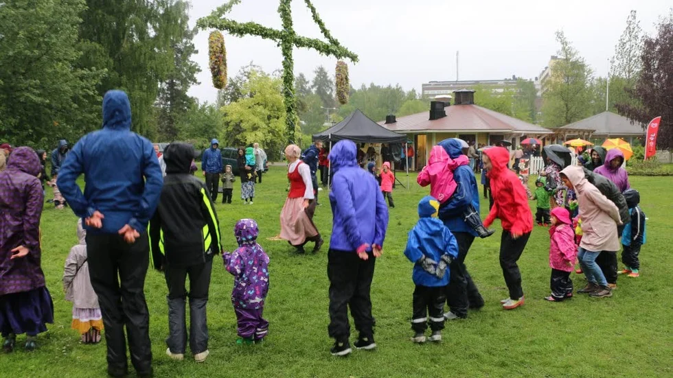 Många midsommarfiranden i Badhusparken har det blivit under årens lopp. I år spås det komma mycket stora regnmängder under fredagen. Men arrangören tvekar inte att köra. (Arkivbild)