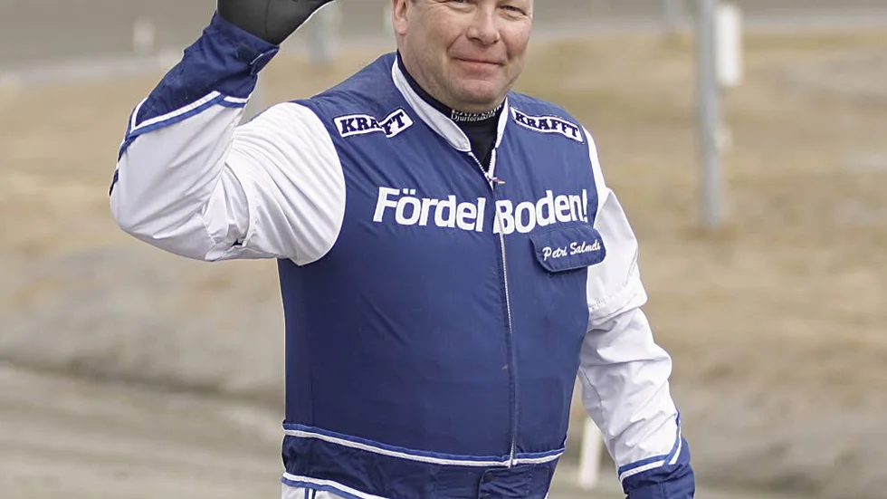 Petri Salmela fick ja tack av superkusken Björn Goop inför miljonloppet Norrbottens Stora Pris. Där kör Goop Älvsbyhästen Makethemark.