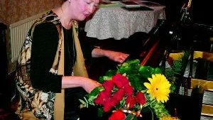 Eva Pierrou vid flygeln i Bosslerrummet i Gamleby. Det blev en vacker, trivsam konsert. Eva Pierrous första på två år efter ett armbrott som smärtat på fler än ett sätt.