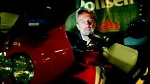 Foto: POLISEN Extrema motorcyklar ger extrema olyckor. Den är motorcykeln körde in i en VW Golf i 180 km i timmen. När polisen kom till olycksplatsen satt mc-föraren död i förarställning.
