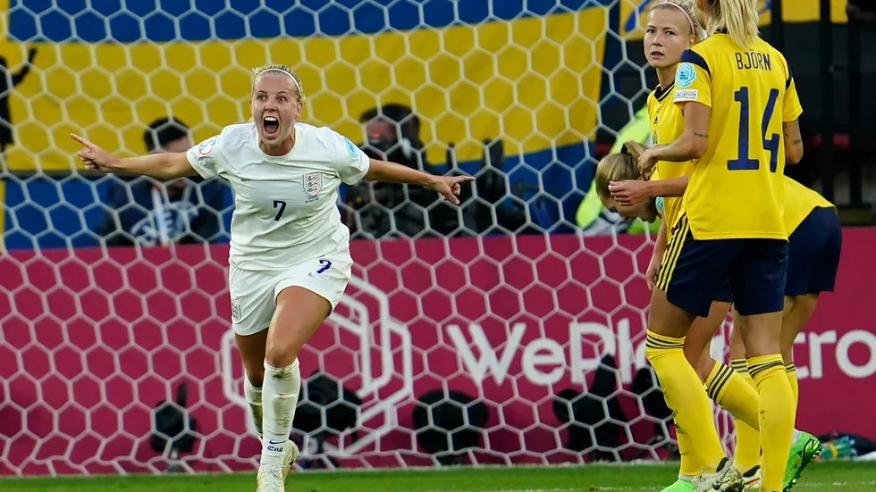 Englands Beth Mead jublar över ett mål mål mot Sverige i EM-semifinalen i somras. I mästerskapet sattes många nya rekord, bland annat sågs det av över 365 miljoner tv-tittare. Arkivbild.