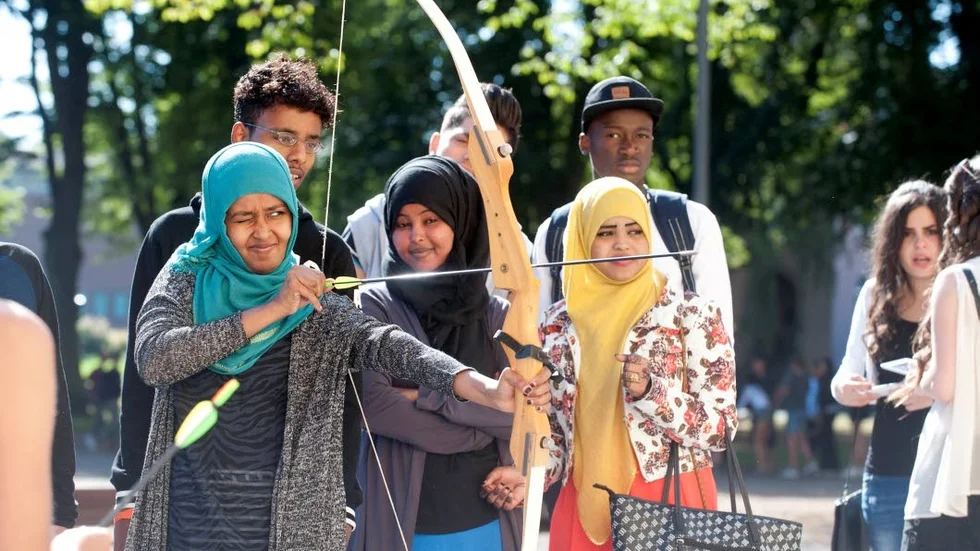 Fatuma Ibrahim som läser språk i klass 2a tyckte det var kul att skjuta med pilbåge.