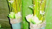 Trenden utomlands är att vi ska använda vad som helst som vaser. Den rosa tulpanen är en så kallad lyxtulpan, en papegojtulpan Webers Parrot. De vita blommorna är allium. Florist Susanna Rydell.