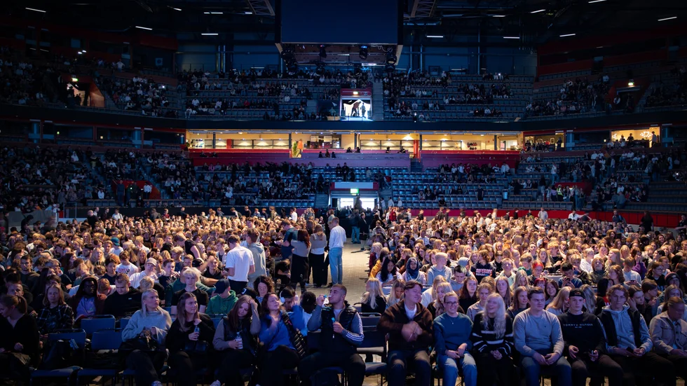 När konferencieren Henrik Johnsson frågade publiken om de redan bestämt sig för vad de ska rösta på applåderade en minoritet av besökarna. "Det finns alltså några att övertyga här inne", slog han fast.