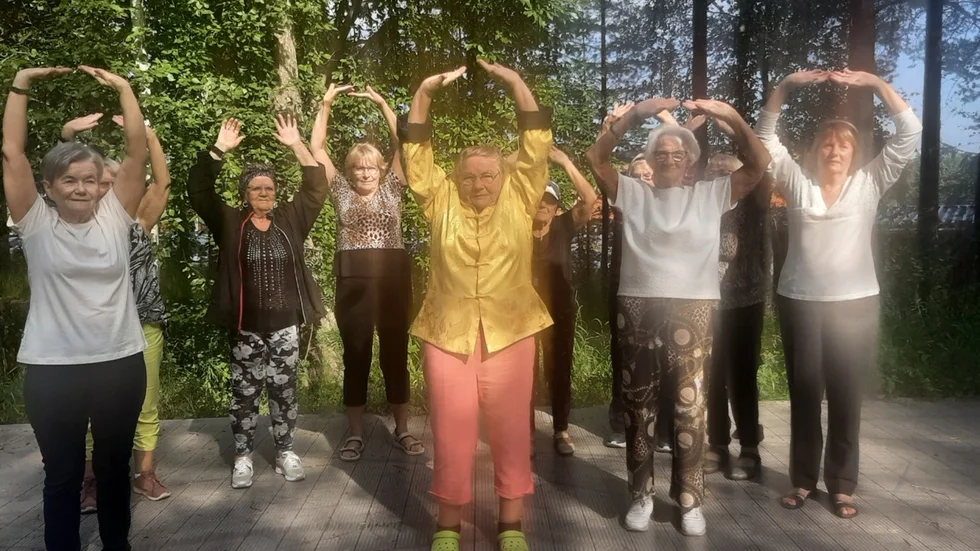"Vi håller igång med qigong", säger tio damer från PRO Björkskatan och beskriver qigong som meditation i rörelse. 