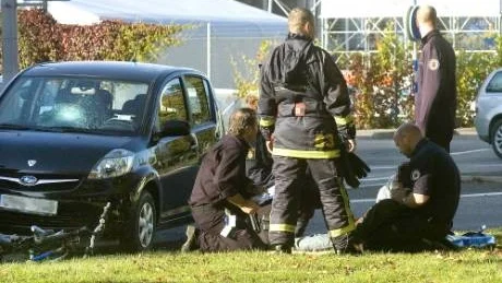 Den 16-årige cyklisten fick föras till sjukhus efter krocken som kunde slutat betydligt allvarligare än vad den gjorde. Foto: Janne Forsby